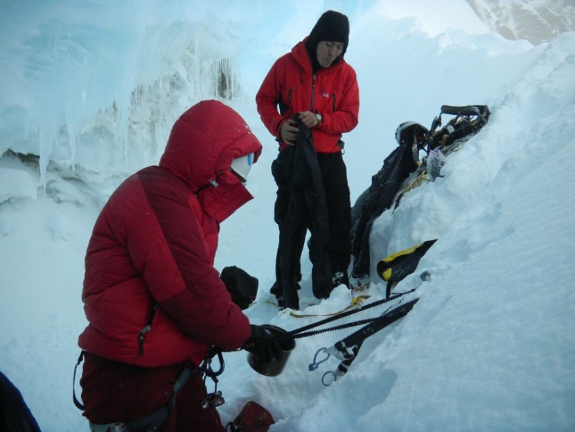 jason kuo exhibiting proper alpine layering while on a water break...