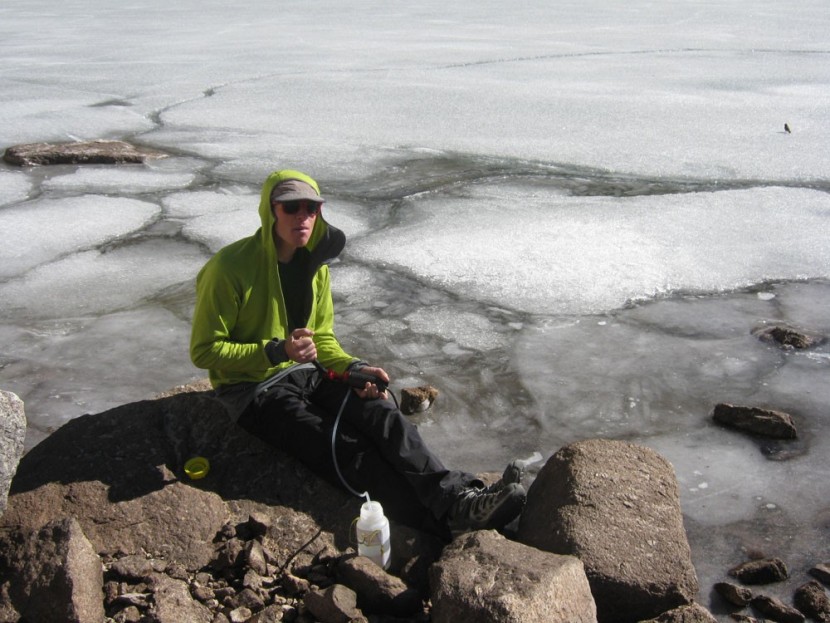 msr sweetwater microfilter - luke lydiard filtering water with the sweetwater at iceberg lake in...