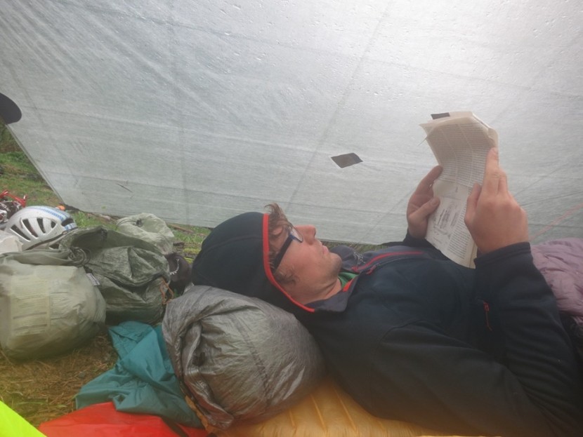 zpacks square flat tarp - chris reading in arcteryx fortez hoody under the zpacks square tarp.