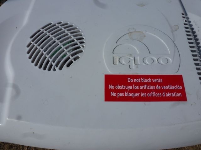 igloo iceless 28 - close up of the lid of the igloo iceless cooler. as noted, don't...