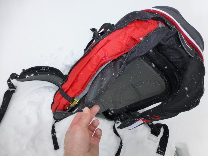 mammut pro protection 3.0 - unzipping the shoulder strap of a mammut pro protection 35l pack...