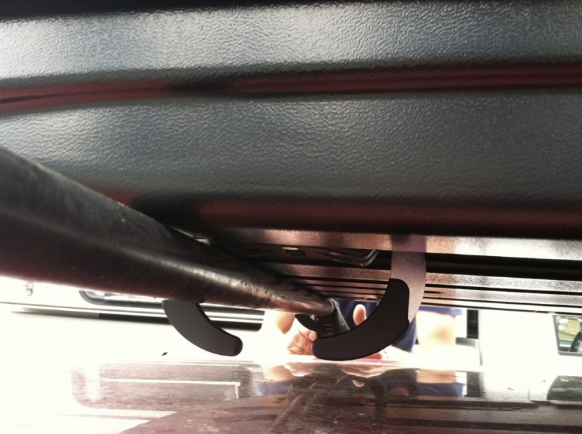 thule sonic large - thule uses its "acutight mounting hardware," essentially just arms...