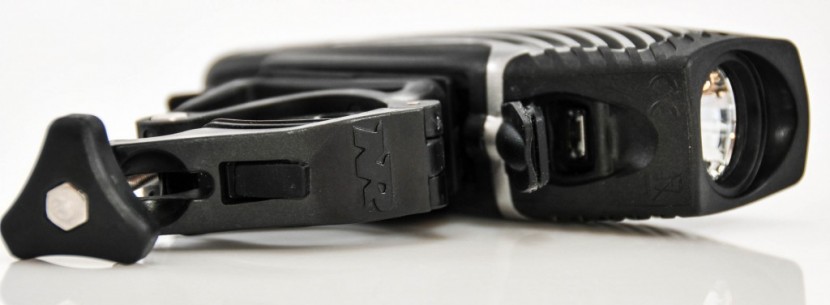 bike light - view of the lumina 550's handlebar mount.