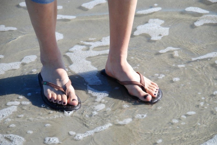 sanuk yoga spree 2 - wading at the beach in the sanuk yoga spree 2.