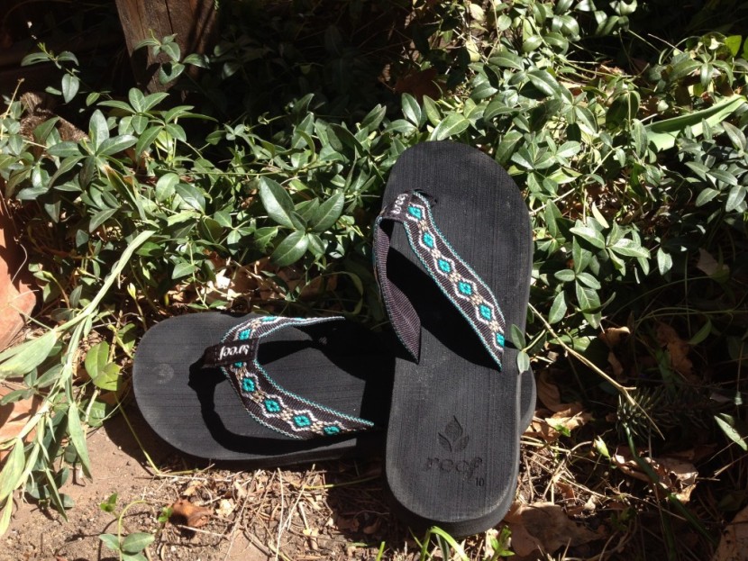 reef sandy sandal - a foot-molding flip flop with a broader sole, the reef sandy is a...