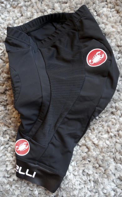 castelli velocissimo due short - the castelli due short has extra breathable panels down the sides of...