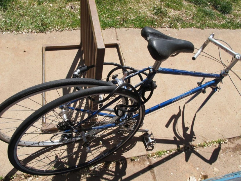 kryptonite kryptoflex 1218&nbsp;combo lock - a bike with its front tire removed and locked with the rear tire and...