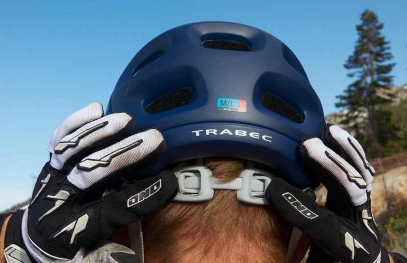 poc trabec - the trabec's rear adjustment band adjusts with two small buttons...