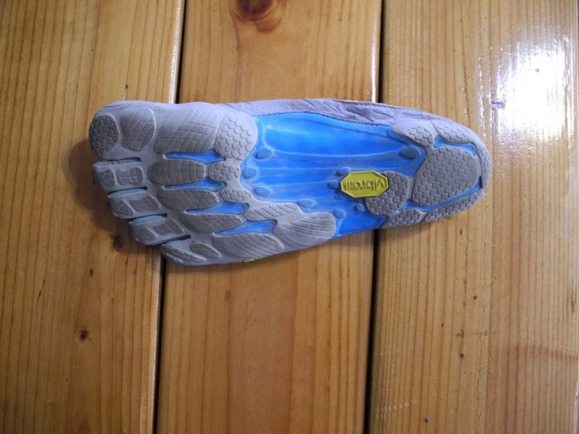 vibram fivefingers see ya- women's - a bottom view of the seeya. notice the lack of rubber along the arch...