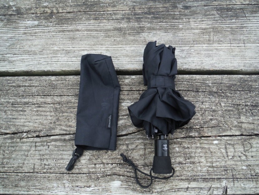 windpro compact auto - here is the windpro outside of its sleeve.  it's not difficult to...