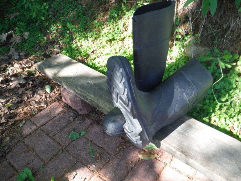 tingley general purpose knee boot - the tread of the tingley has wide but shallow grooves, and lacks...