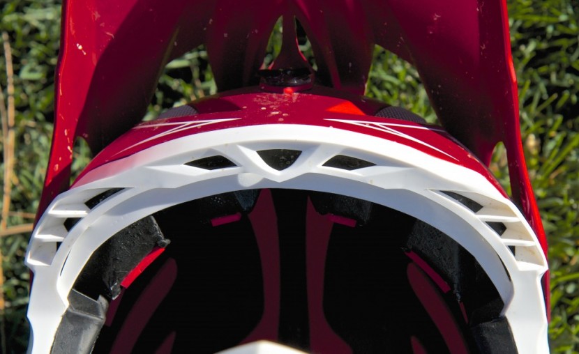 troy lee d3 - the d3 has air intake vents molded into the gasket above the brow...