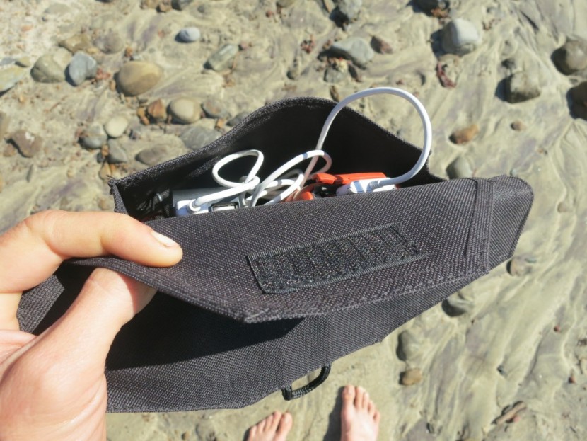 instapark mercury 10m18u with battery - showing off the instapark mercury 10's generous usb storage pocket...