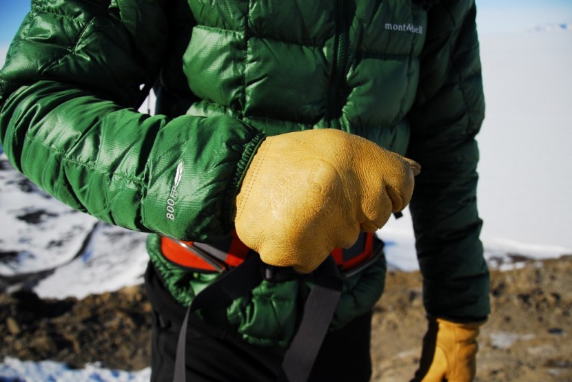 montbell frost smoke parka - the elastic cuffs of the frost smoke fit very snugly over gloves.