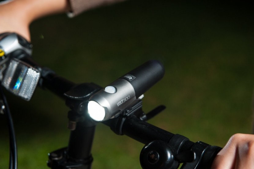 cateye volt 300 - three output modes deliver consistent light for up to 3 hours at 300...