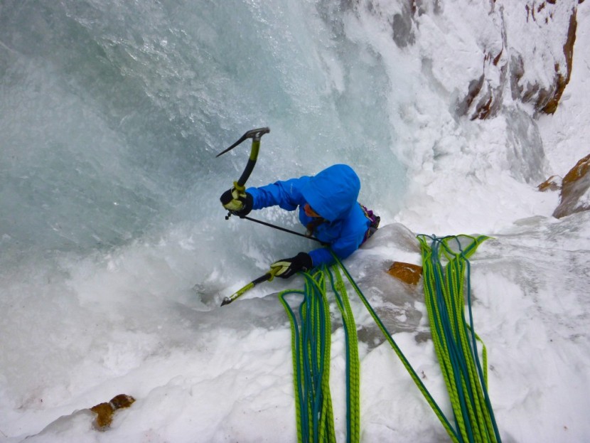 norrona trollveggen dri3 for women - the no-lift fit features in combination with a mobile face fabric...