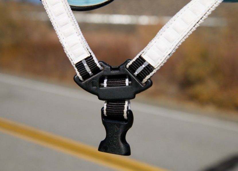 kask vertigo - the vertigo's chin strap is connected to the harness yoke with a...