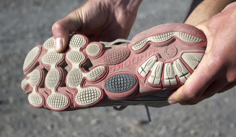 brooks pureconnect 3 - pushing hard on the rigid heel counter on the brooks pure connect 3...