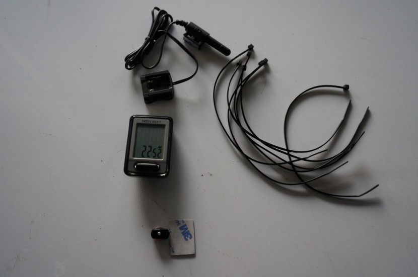 cateye velo 7 - the cateye velo 7 and its included parts right out of the box.