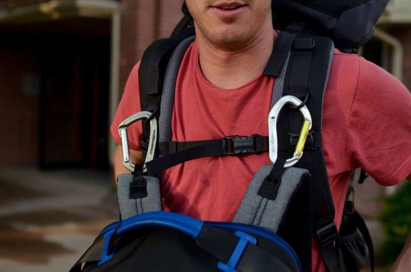 tumi alpha bravo cannon - the alpha bravo cannon has two loops on the shoulder straps that can...