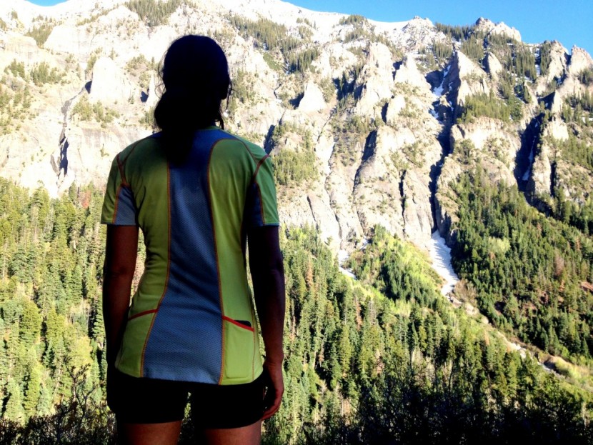 salomon fast wing tee for women - the fast wing tee had two stash pockets in the back for gels...