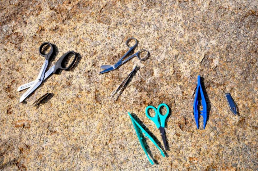 lifeline trail light dayhiker - the navy blue tweezers included in this kit (2nd from right) are not...