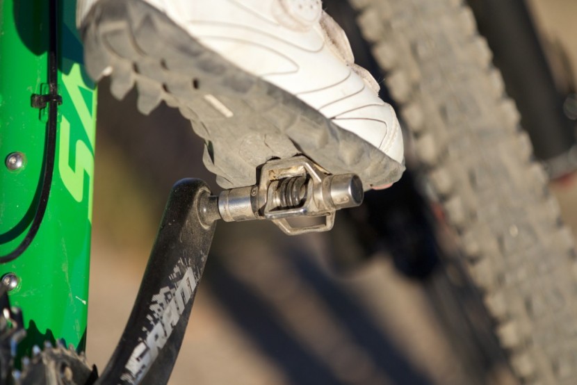 crankbrothers eggbeater 2 - clipping into the small eggbeater 2 requires precise aim. there is...
