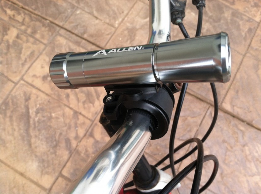 allen sports asl5xr - this light requires the use of two hands during installation, one to...