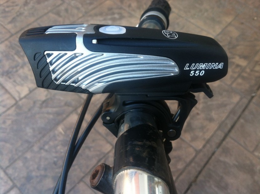 niterider lumina 550 - a side view of the lumina 550 while mounted on a set of handlebars.