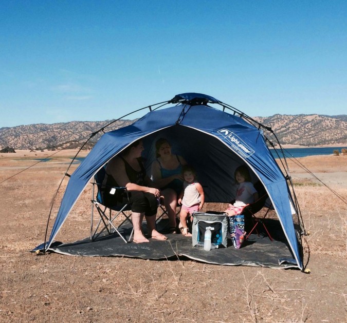 lightspeed quick canopy - view of the bent fiberglass pole on the right.