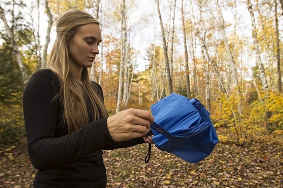 kolumbo travel umbrella - when the rain stops, just compress this model and pull the velcro...