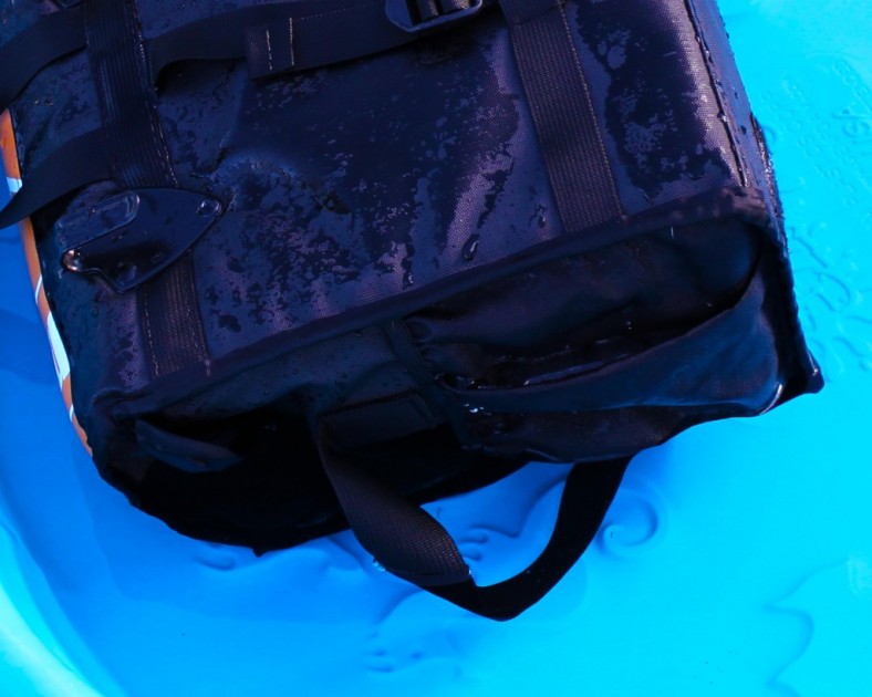 unfortunately, this pannier does not seal completely and tips...