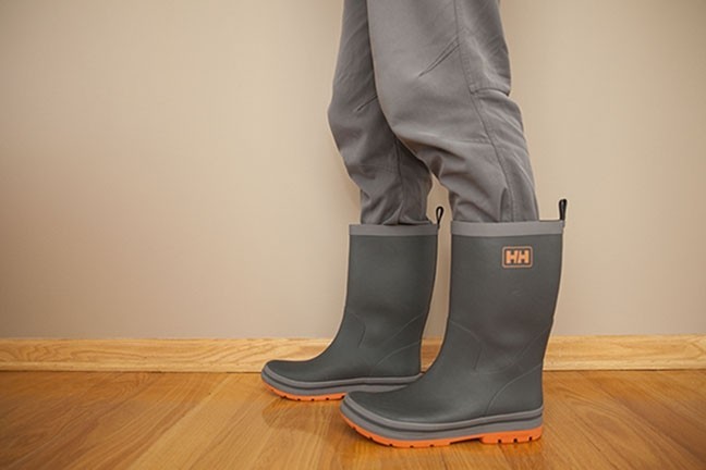 helly hansen midsund 2 - do these make my feet look big? umm...yes.