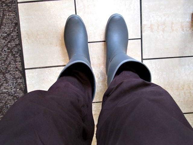 helly hansen midsund 2 - the huge gap between our shins and the shaft provided plenty of room...