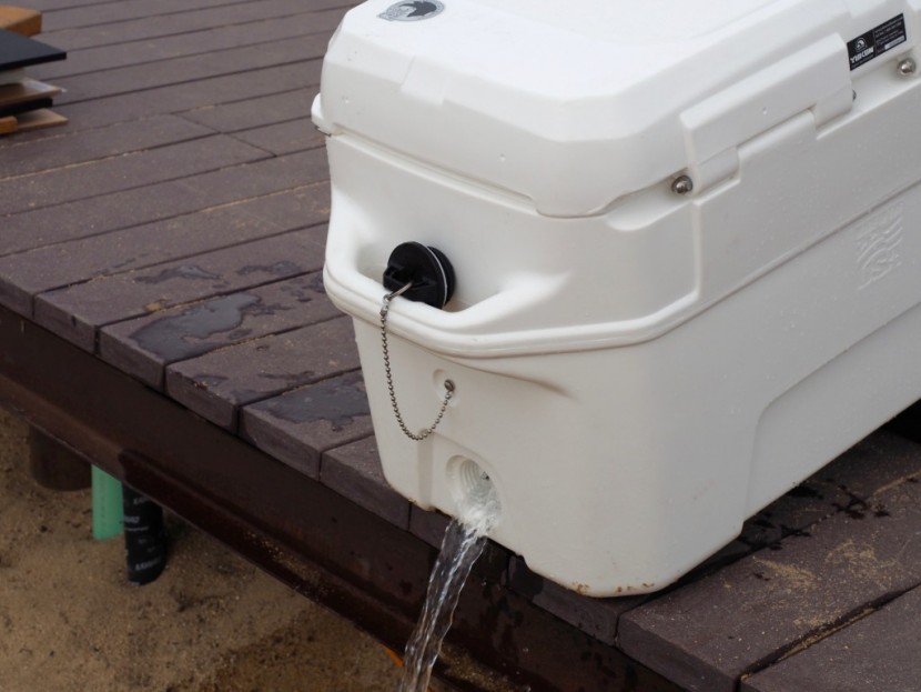 igloo yukon cold locker - the yukon drains well, and its leashed drain plug conveniently stows...