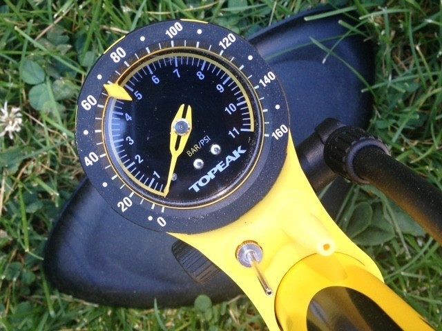 topeak joeblow sport 2 - the gauge on the sport 2 reminded us of a cool diving watch....