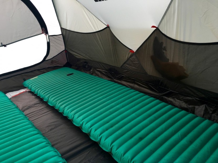 the north face mountain 25 - the mountain 25 features two large pockets on each side as well as...