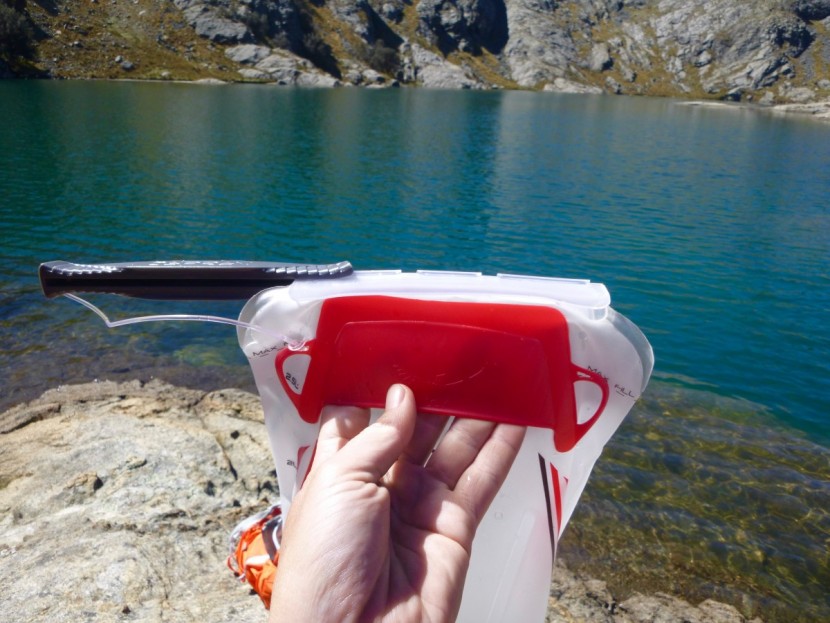 the additional handle makes filling easy!