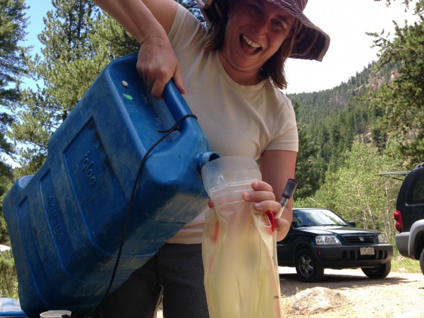 osprey hydraulics lt reservoir - if you don't use the handle, simply pinch and pour water inside...