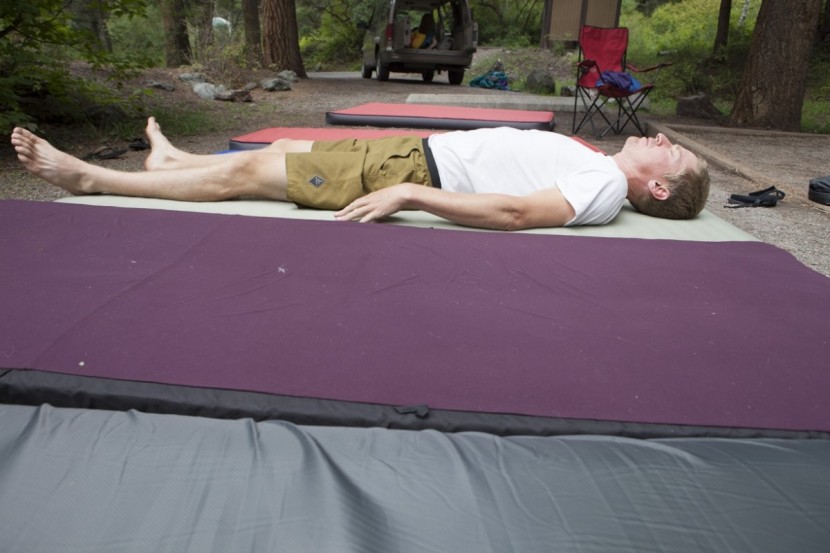 rei camp bed 3.5 - testing mattresses one after the other to more easily compare the...