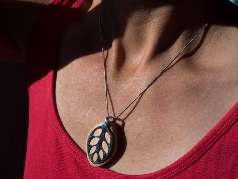 bellabeat leaf - the leaf is pretty in necklace mode.