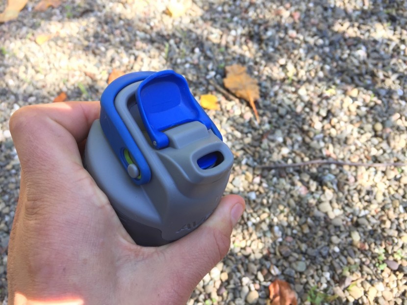 avex brazos autoseal stainless - here, you can see the push button opening up the spout on the lid.