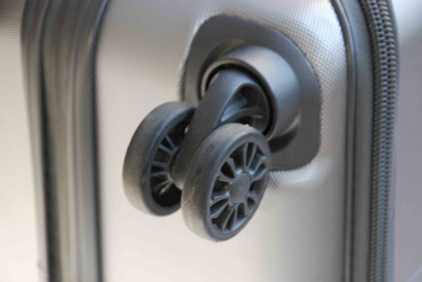 delsey shadow 3.0 21 - the split-wheel design gives this bag a lot of maneuverability, but...