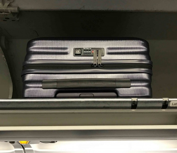 samsonite inova 20 - this lightweight bag is easy to lift up into overhead storage bins.