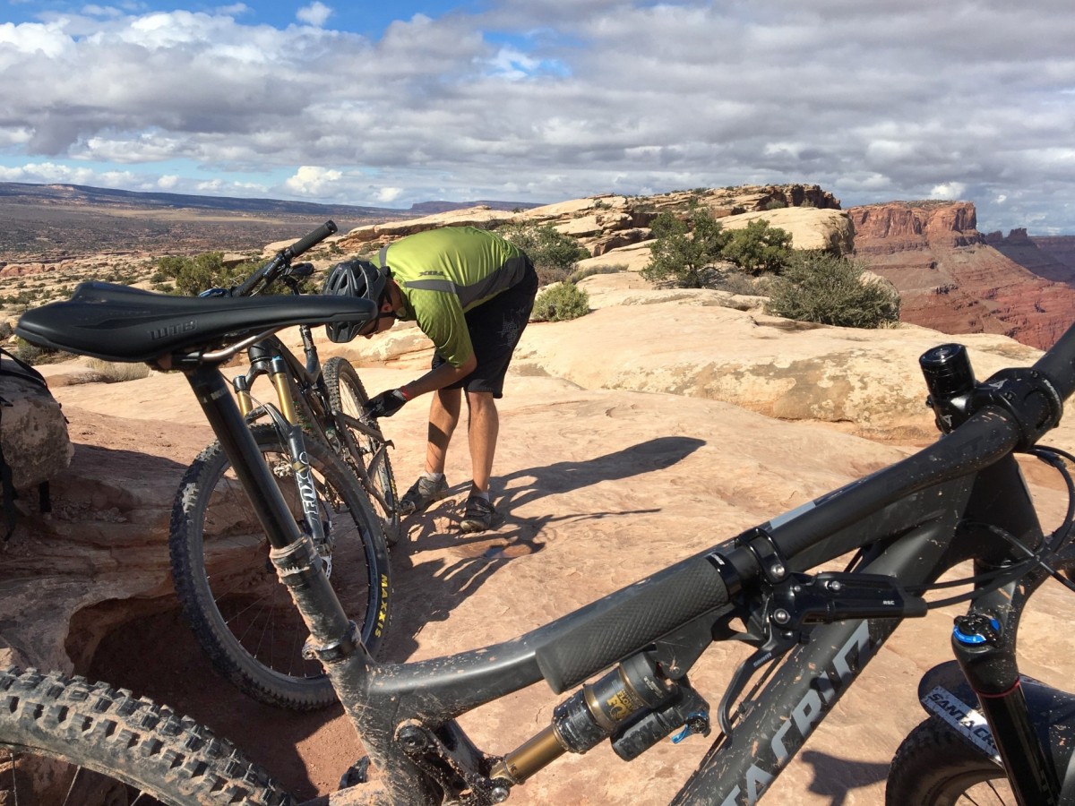 Best Frame Pump Review (When you flat out on the trail, having a good mini pump can prevent a long walk back to the car.)