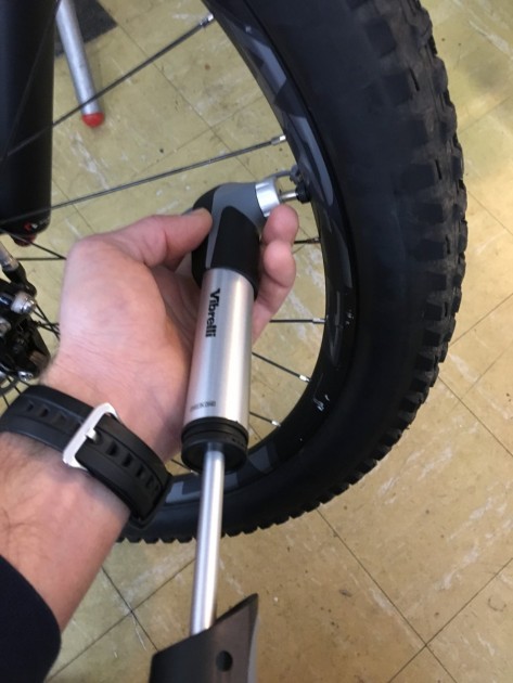 vibrelli mini - inflating a tire with the mini in pressure mode.