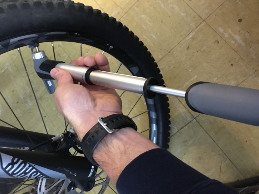 vibrelli mini - inflating a tire with the mini in volume mode.