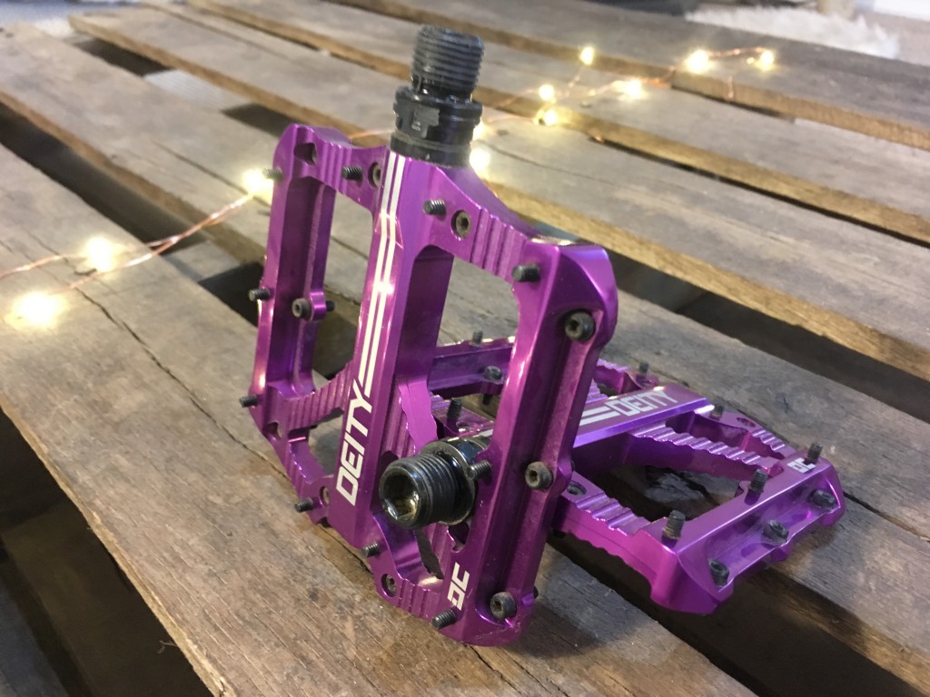 deity bladerunner - the traction pins on the leading and trailing edges are a bit taller...