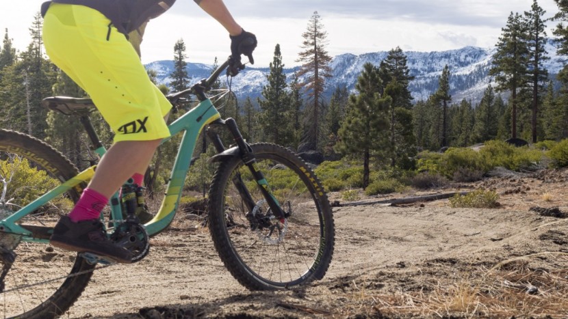 fox freeride for women - the just-below-the-knee length of the freeride lends a great amount...