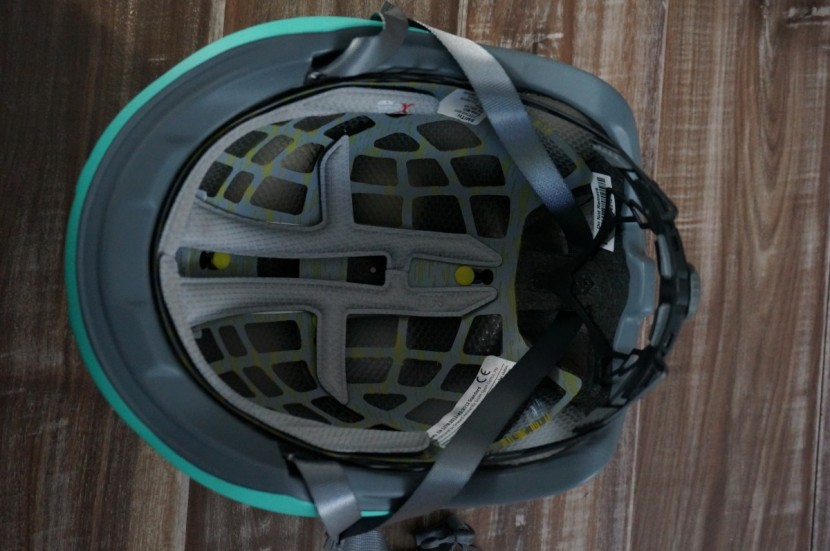 smith overtake mips - this lid has a full wrap polycarbonate shell and a very comfortable...